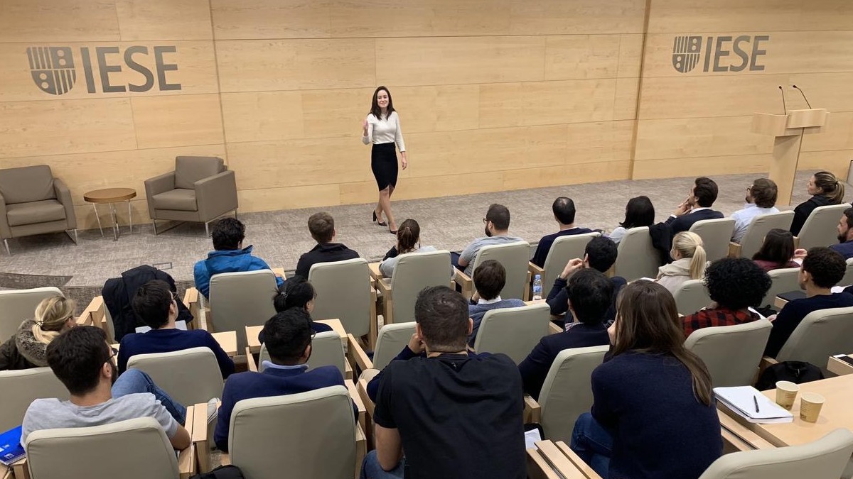 IESE Marta De Basilio Speaker Coach Presentando Small Gallery Image